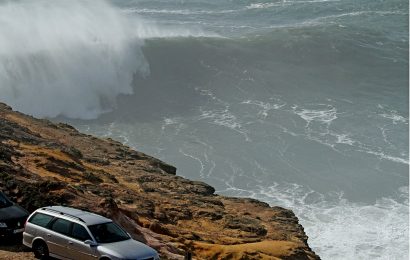 Isabela Sousa surfa ondas gigantes e faz história em Nazaré