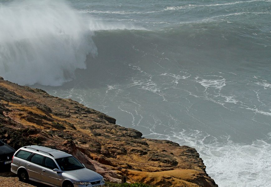 Isabela Sousa surfa ondas gigantes e faz história em Nazaré