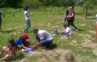 Crianças fazem plantio de mudas na APA da Bacia do Rio Macacu