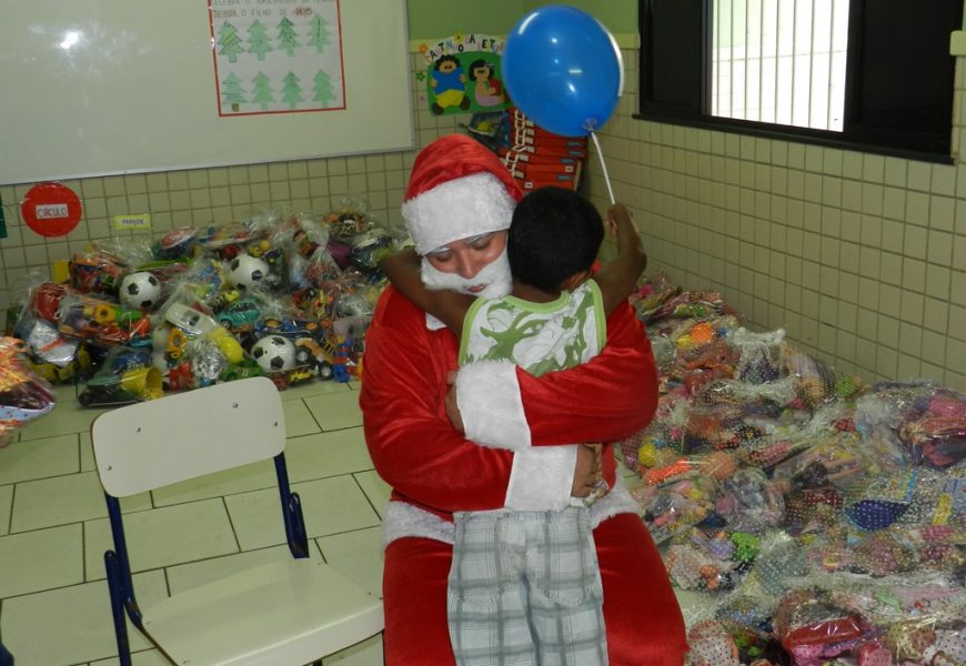 Brinquedos velhos são restaurados para presentear crianças carentes. A meta para 2016 é atender mil pessoas da zona rural.