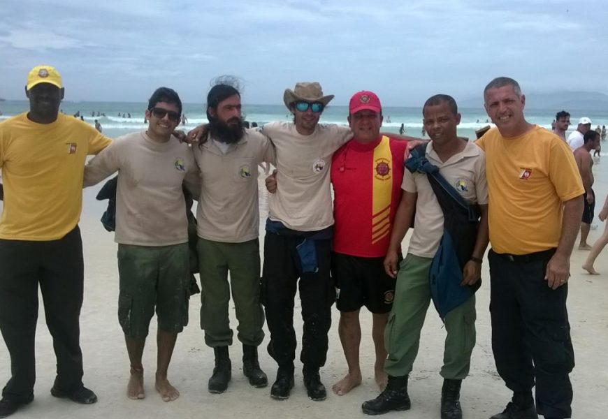 Leão Marinho aparece na Praia de Cabo Frio e recebe auxílio de equipe do Inea