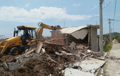 Prefeitura realiza operação para remover construções irregulares no bairro Colinas do Peró