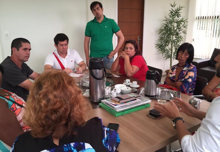 Reunião para solicitar prazo para a retirada dos quiosques é realizada com equipes da Prefeitura em Arraial do Cabo