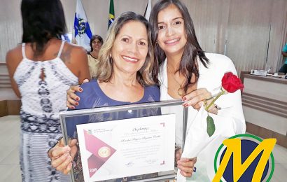 SANDRA DE BADU RECEBE HOMENAGEM PELO DIA INTERNACIONAL DA MULHER