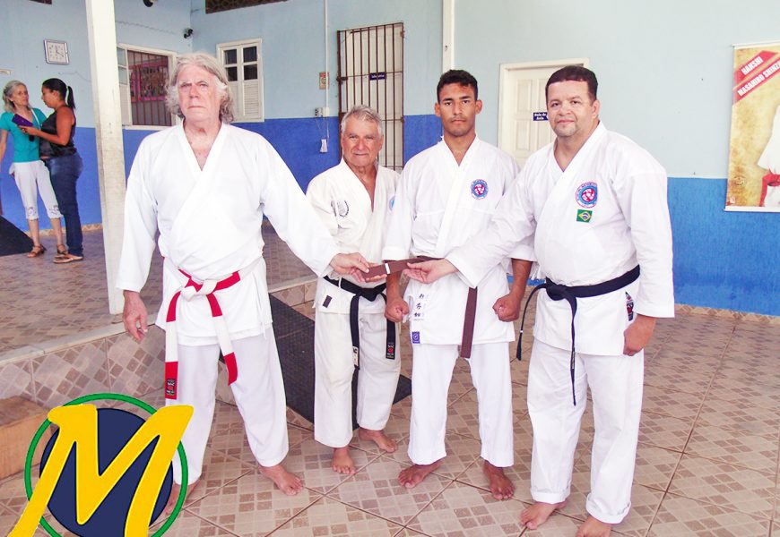 RONAN GITIONY RECEBE UM “DAN” DE SURPRESA DAS MÃOS DO SENSEI RODOLFO ARAGÃO RONAN GITIONY RECEBE UM “DAN” DE SURPRESA DAS MÃOS DO SENSEI RODOLFO ARAGÃO