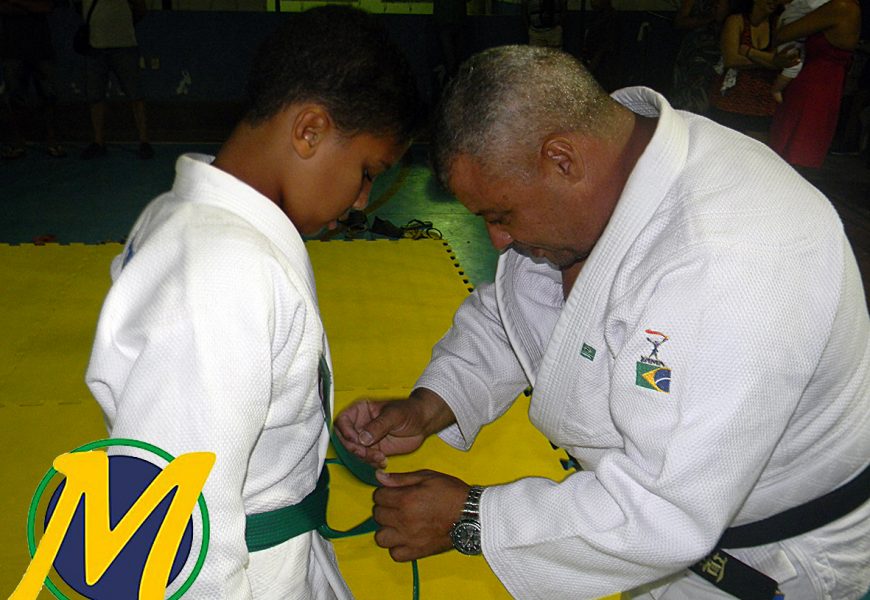 JUDÔ CLUBE MARCO ALBERTO ENTREGA AS FAIXAS DE GRAU A SEUS ALUNOS