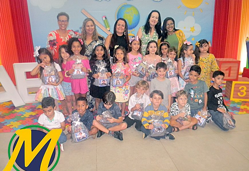 ALUNOS DO 1º ANO DA ESCOLA ALMIRANTE CARNEIRO RIBEIRO ENCERRAM O ANO COM FORMATURA E FESTA