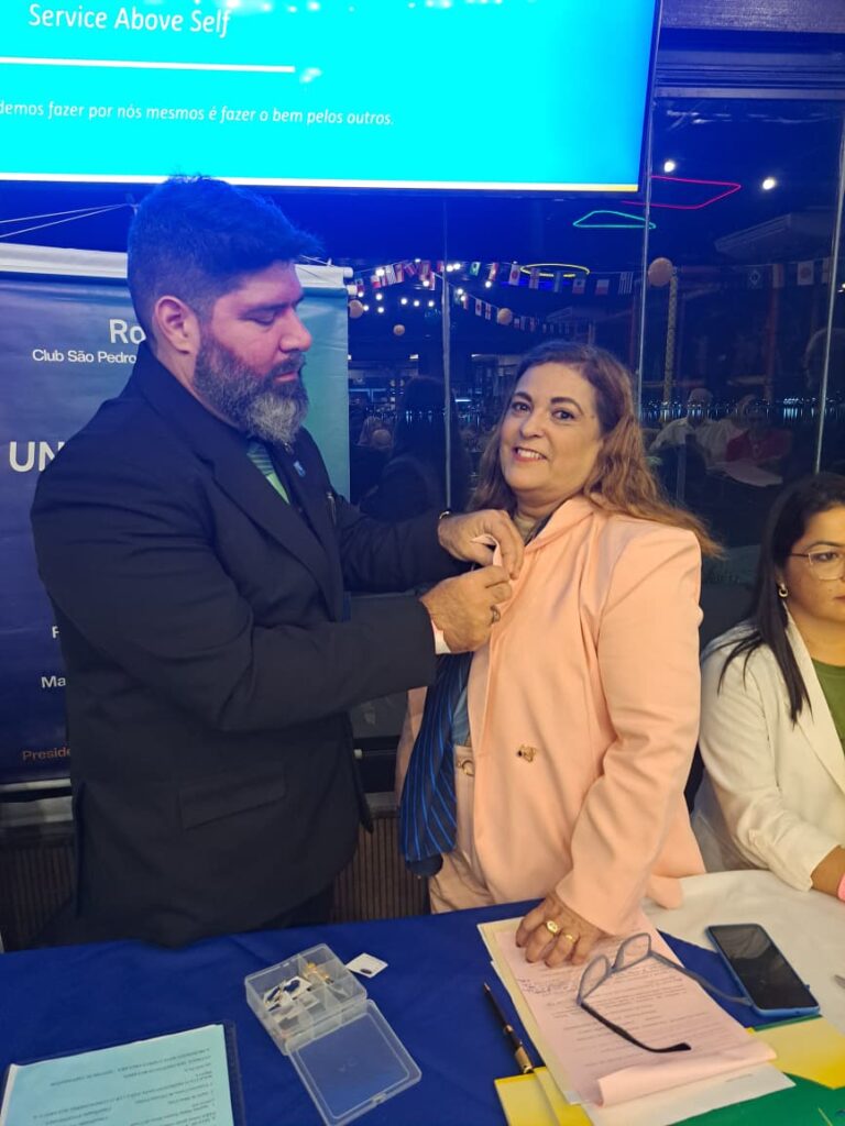 A passagem da gestão representada pelo "pin" rotário.